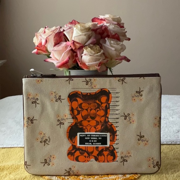 🐻 COACH WRISTLET 30 WITH VANDAL GUMMY 🐻 NWT 🐻 - Picture 1 of 16